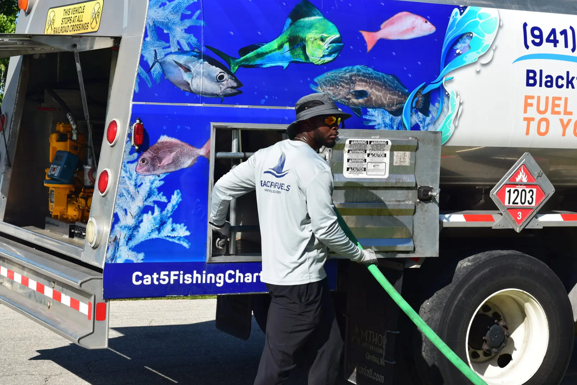 Blackfin Fuels fueling up boat